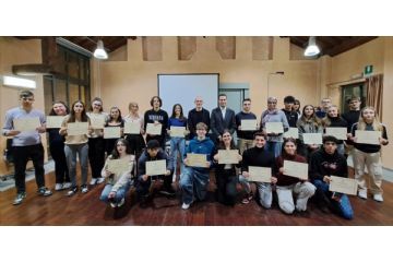 Nella foto di gruppo i premiati delle secondarie di secondo grado con Sindaco e Assessore