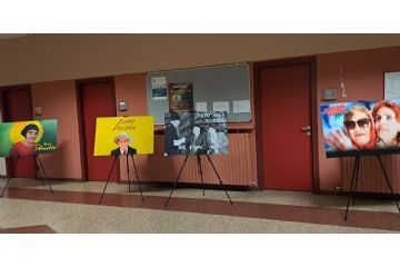 Auditorium pannelli con gli  scatti di anziani che interpretano personaggi di film famosi