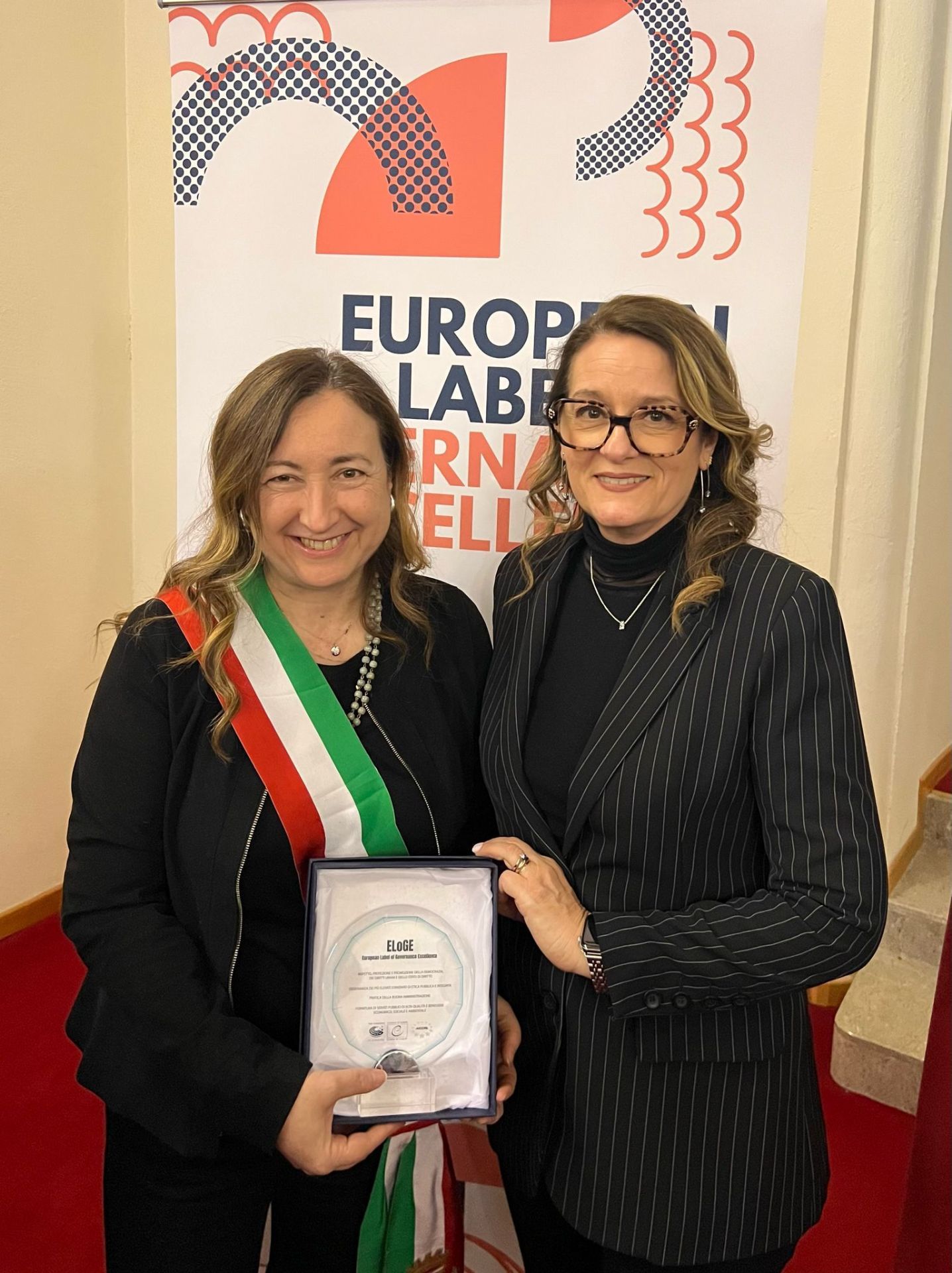Il Vicesindaco Maria Rita Vergani e la dirigente Emanuela Marcoccia con la targa ritirata a Gorizia