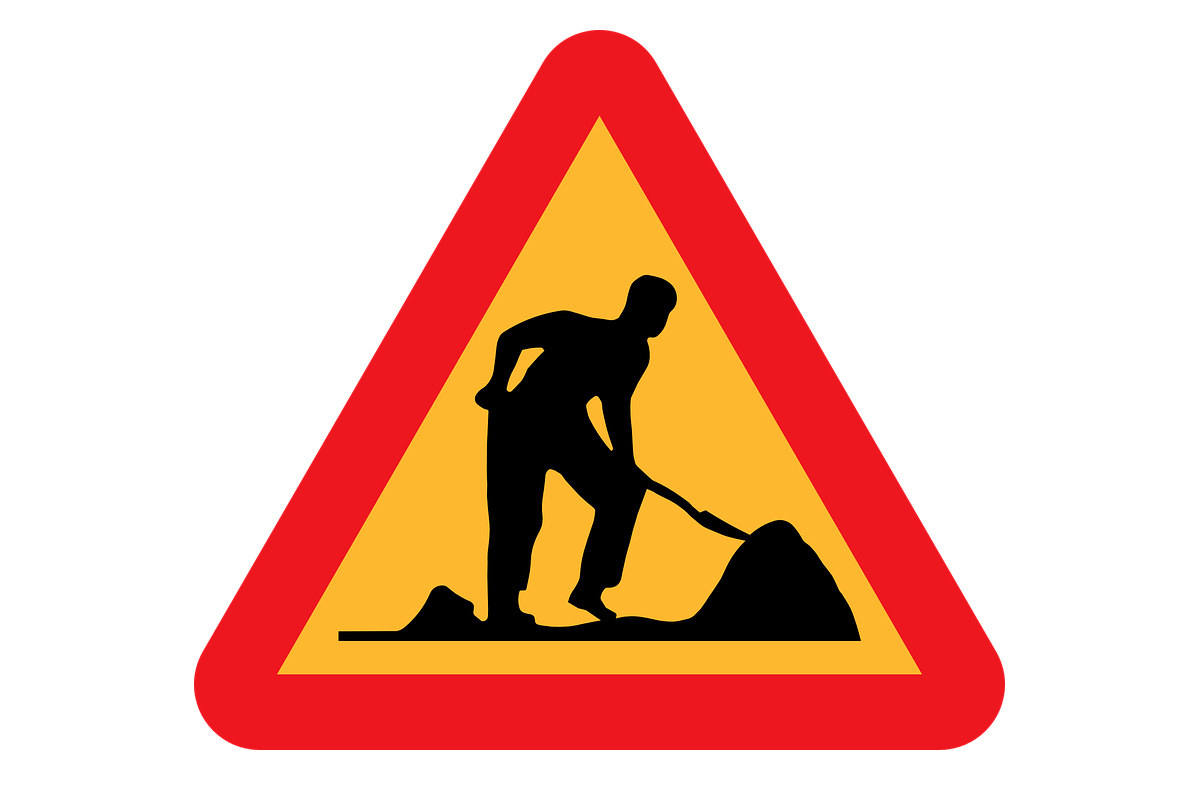 Lavori in corso. Lavori per allaccio fognario in via Lainate all'altezza dell'uscita di via Biringhello il 14 marzo 2025