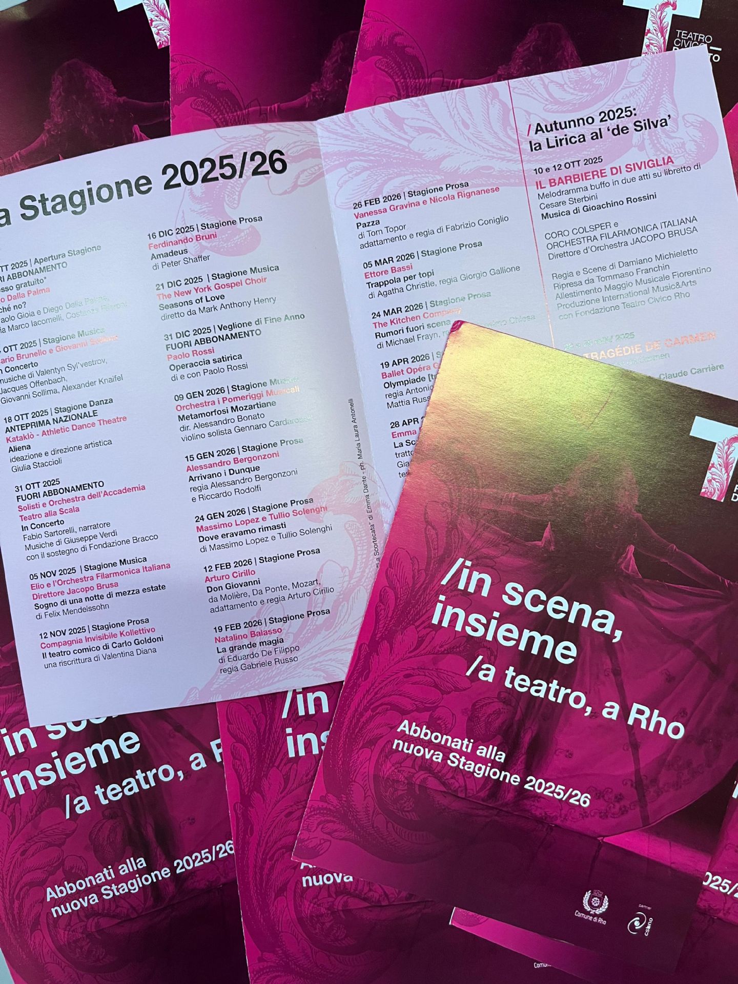 Fotografia del ricco programma di spettacoli della stagione teatrale 2025-2026 del Teatro Civico Roberto De Silva  di Rho.