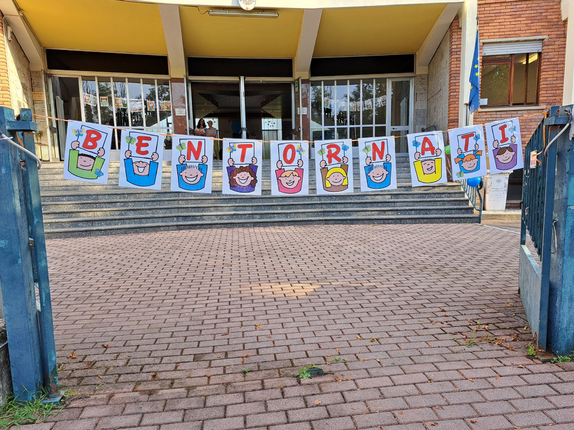 Lo striscione di benvenuto della scuola di via Tevere, simbolicamente rivolto a tutti i bambini e ragazzi di Rho