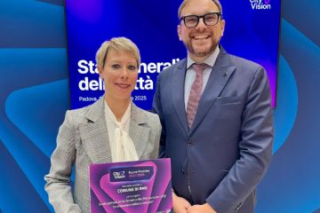 assessore Emiliana Brognoli con la menzione speciale ricevuta a Padova