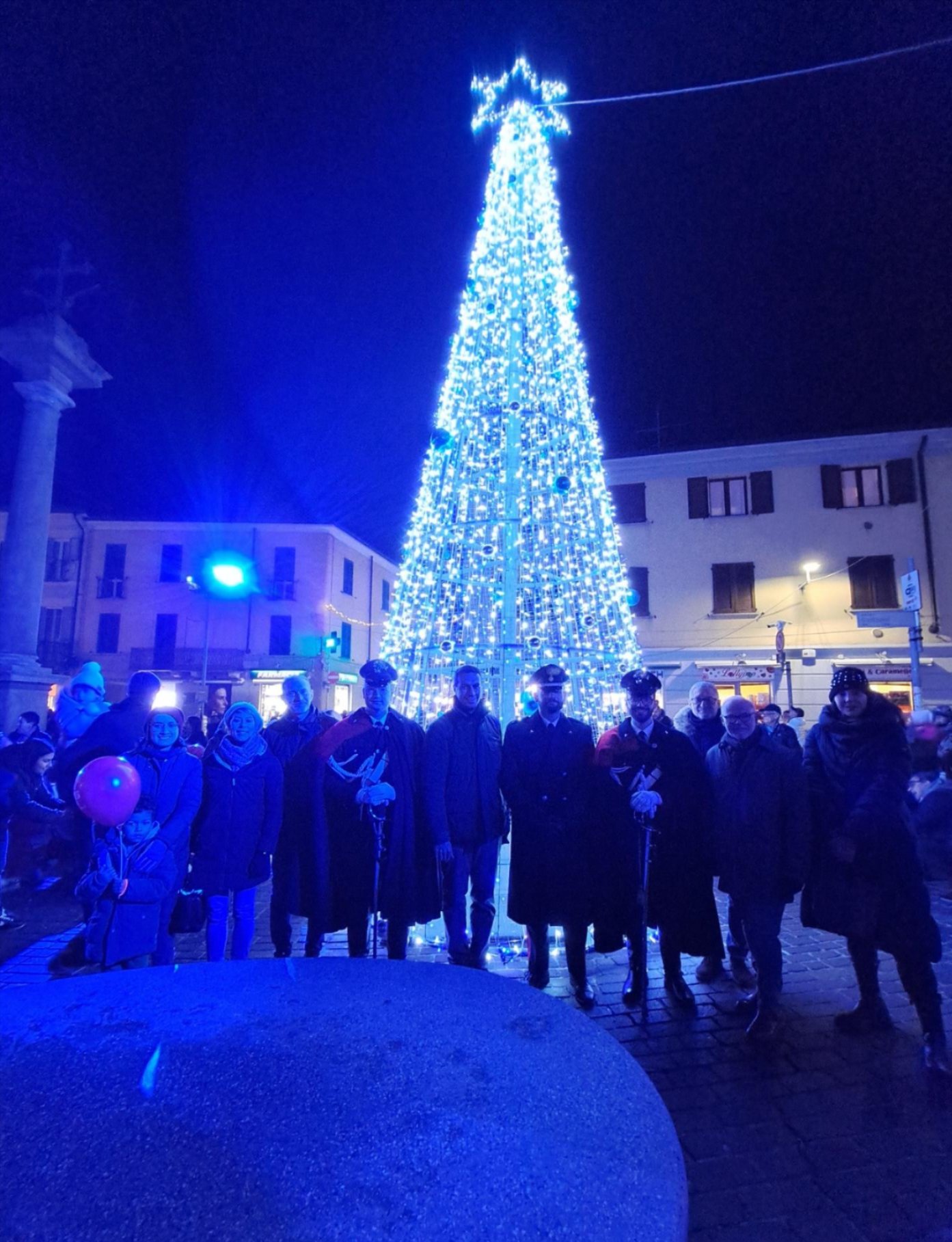 foto piazza san Vittore accensione albero di Natale Sindaco con forze dell'ordine