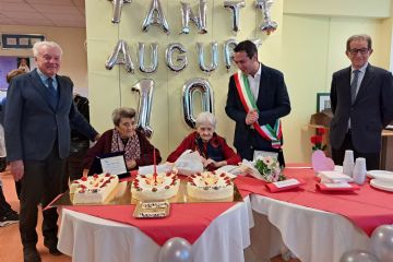 Il Sindaco Andreea Orlandi con le due centenarie e i vertici di Fondazione Restelli
