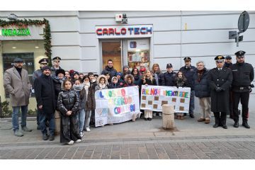 Le autorità con i ragazzi della scuola Fernanda Wittgens in via Matteotti
