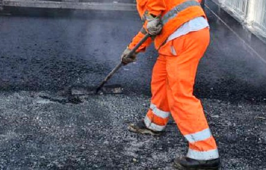 Asfaltature in via Serra e in via Redipuglia durante la notte