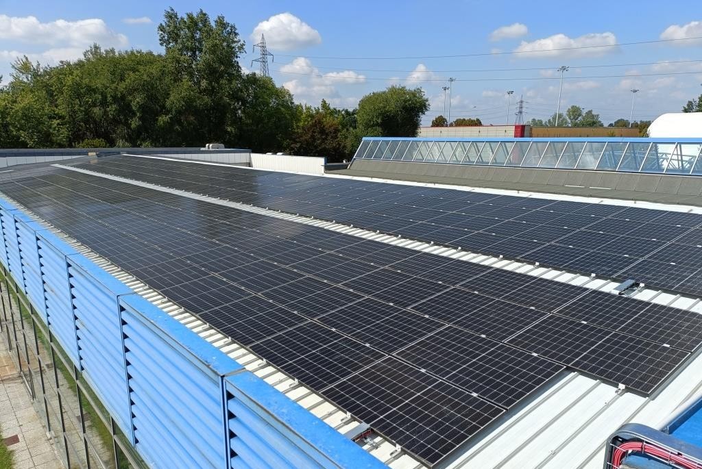 I pannelli fotovoltaici sulla piscina del Molinello
