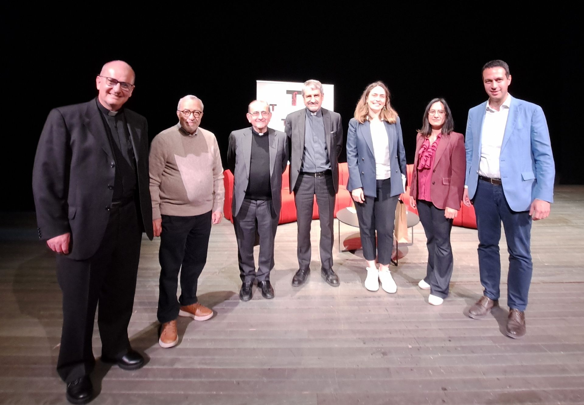 Da sinistra monsignor Norberto Donghi, Fiorenzo Grassi, monsignor Mario Delpini, don Marco Bove, Cristina Arcidiacono, Valentina Giro e Andrea Orlandi