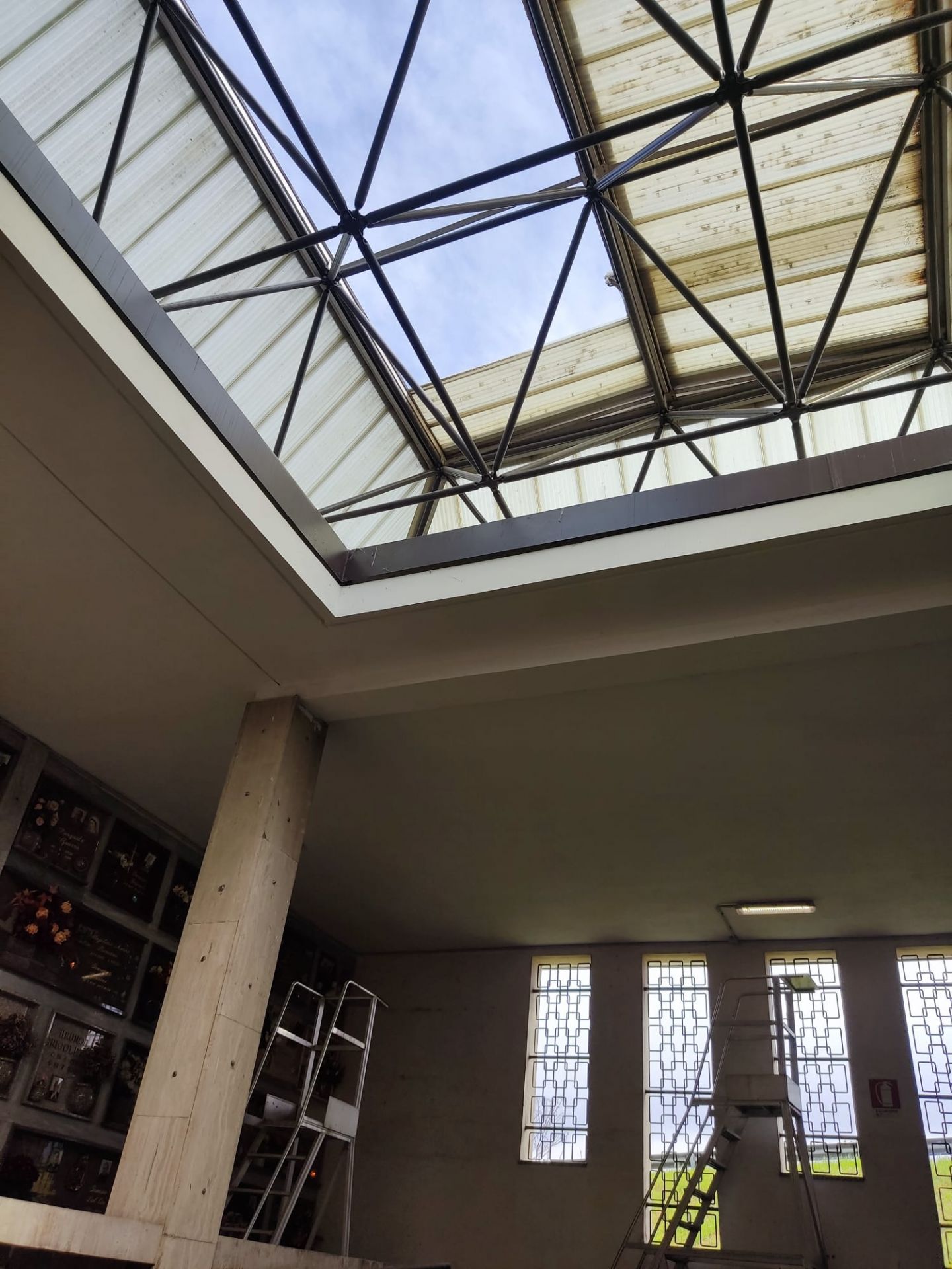 copertura al di sopra delle due ali laterali compromessa