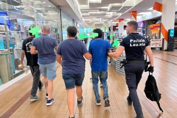 Due uomini fermati al Rho Center dopo avere rubato superalcolici in due supermercati