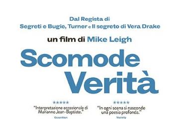 Locandina film scomode verità due donne che camminano