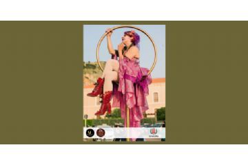 carnevale donna con abito rosa a balze  in un cerchio