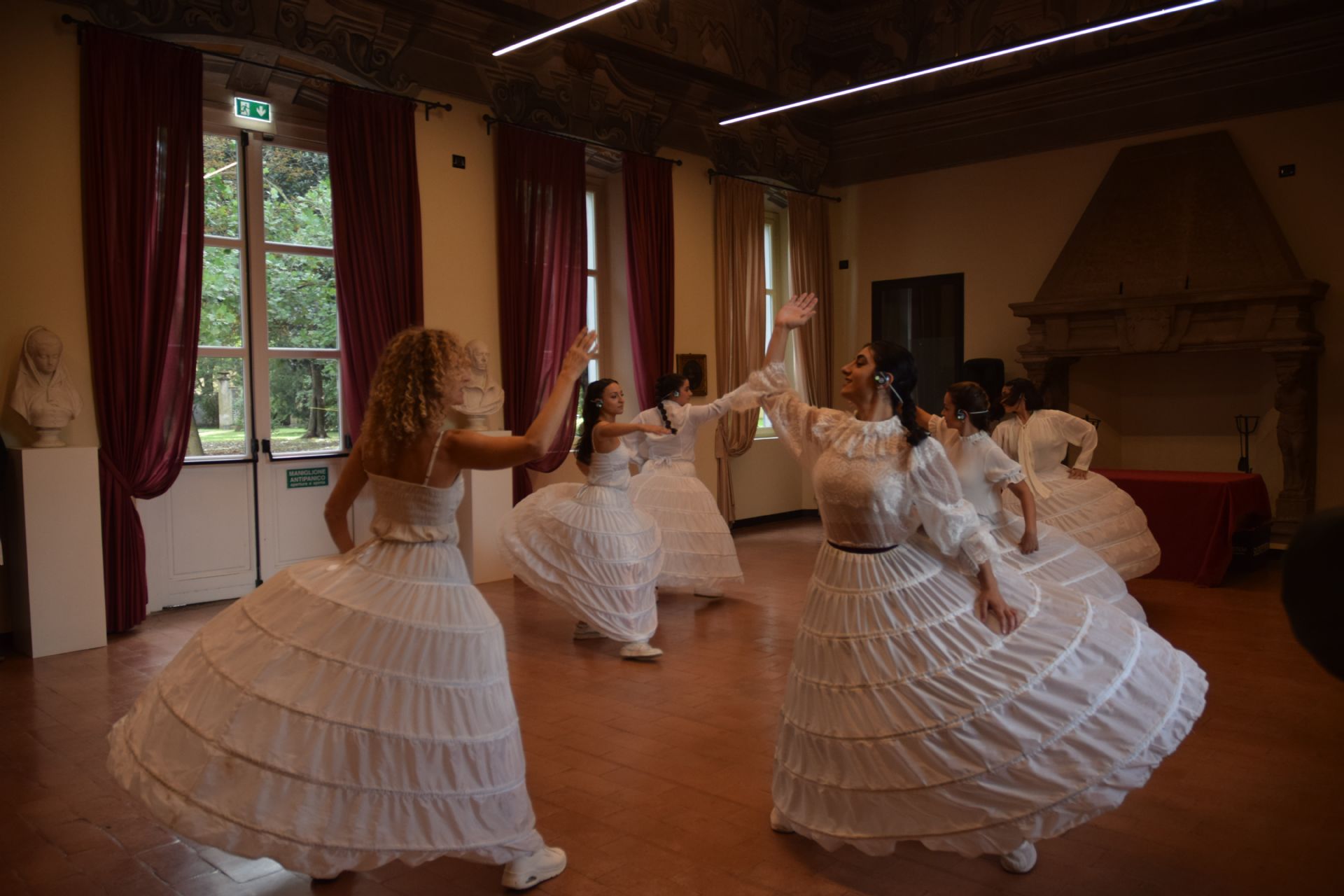 Nella foto una performance di danza, foto di Rodolfo Cavina e Lorenzo d’Andrea