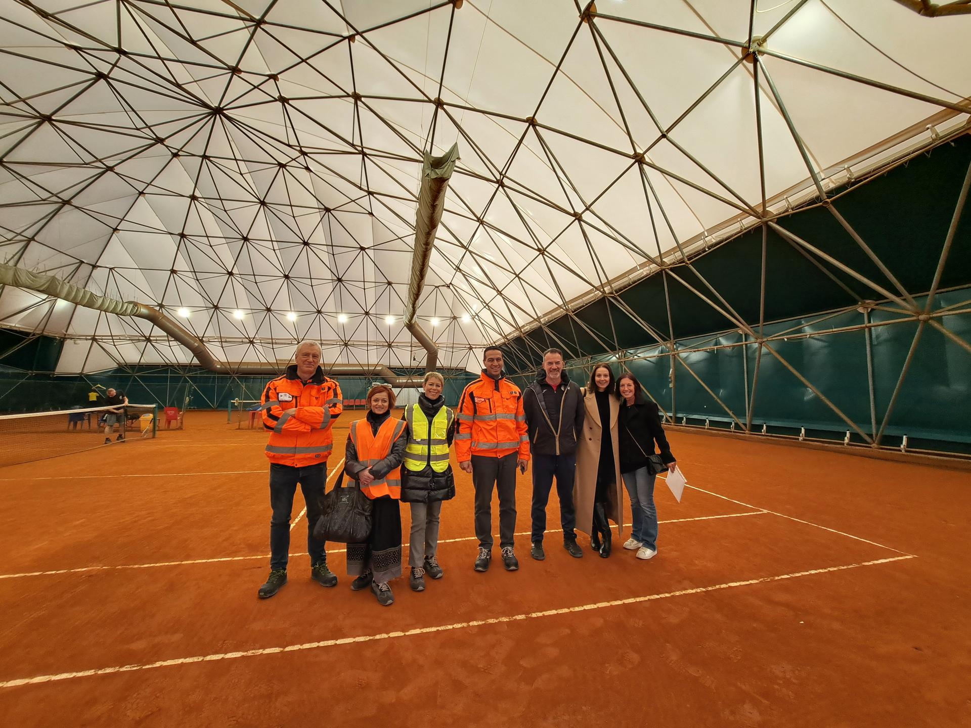  amministratori e i tecnici comunali al campo da tennis, con gli esponenti di ASD Tennis senza barriere