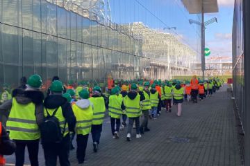 i ragazzi in Fiera Milano per visitare il cantiere della pista di ghiaccio olimpica