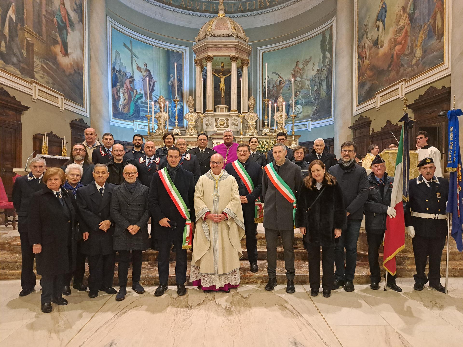 Il  Sindaco, il Prevosto, monsignor Raimondi e le autorità locali