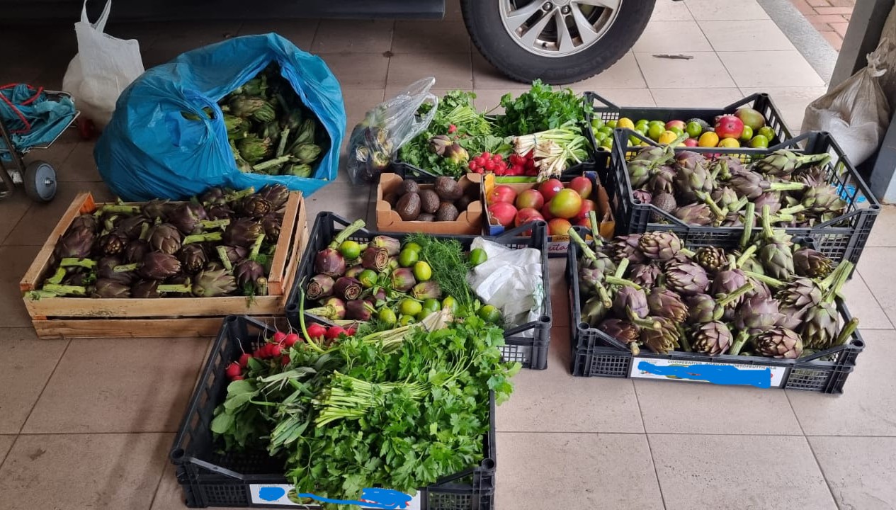 Nella foto, parte della merce sequestrata dalla Polizia Locale