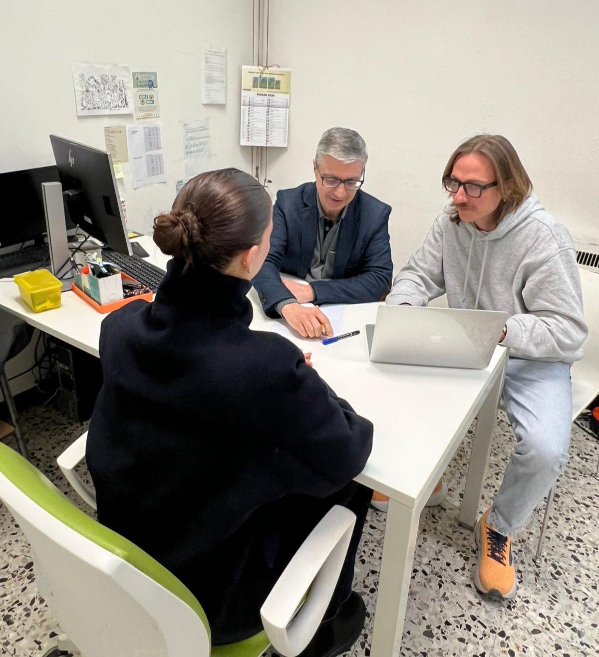 Claudio Mariani e uno degli operatori accolgono i cittadini allo Sportello