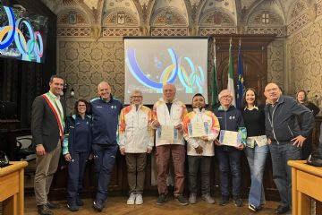 Volontari e tedofori con gli attestati appena ricevuti