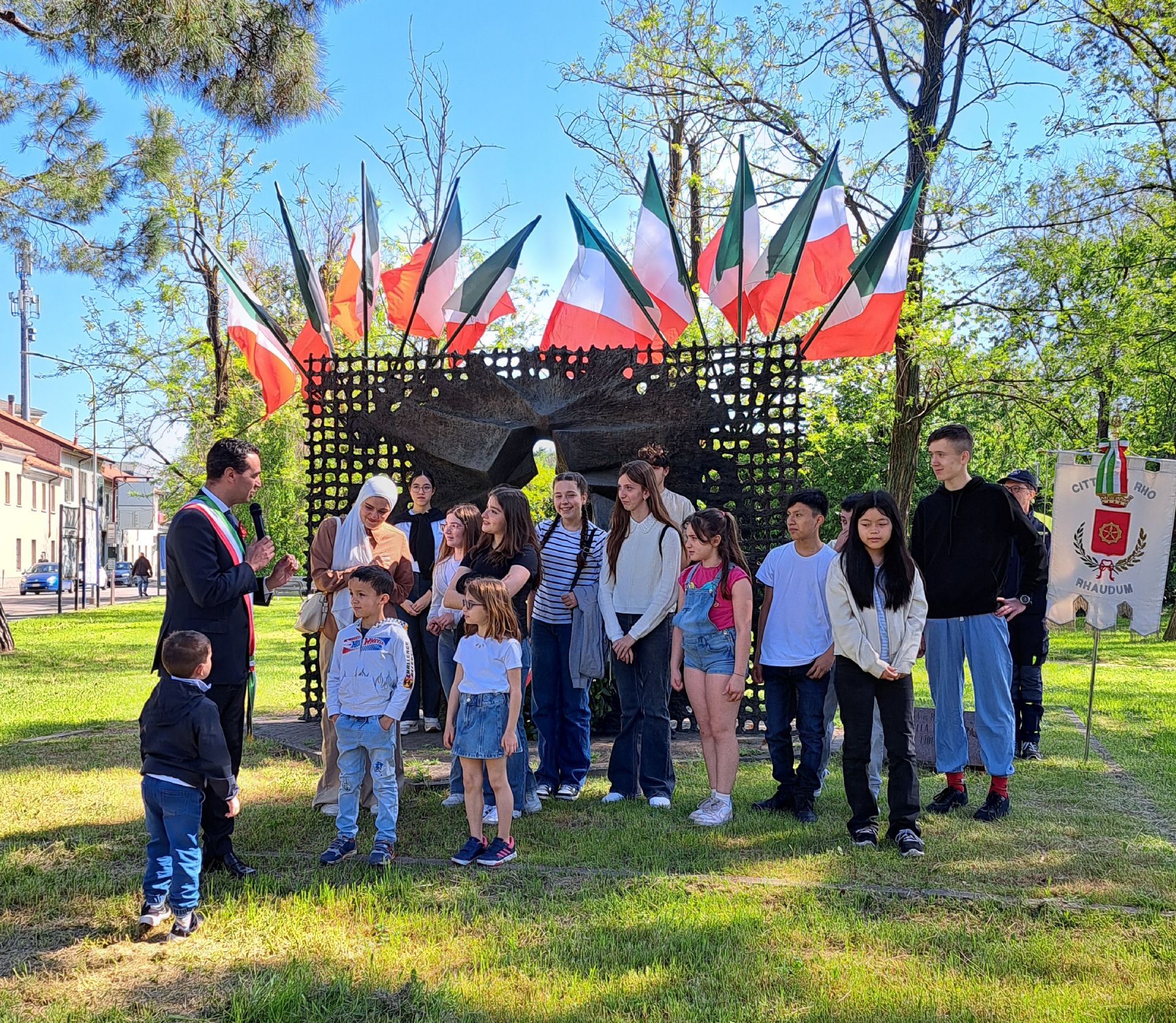 Il Sindaco con bambini e ragazzi rende omaggio al Monumento alla Resistenza