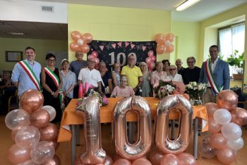 nella foto parenti e i sindaci Fabio  Rubagotti , Daniela Colombo, Andrea Orlandi e la signora  Bruna Luigia Colombo al centro 