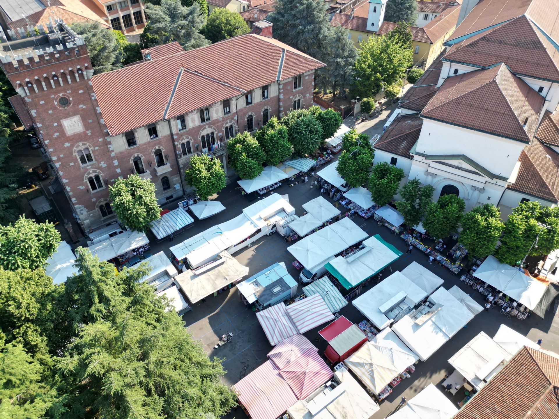 Piazza Visconti mercato storico del lunedì dall'alto